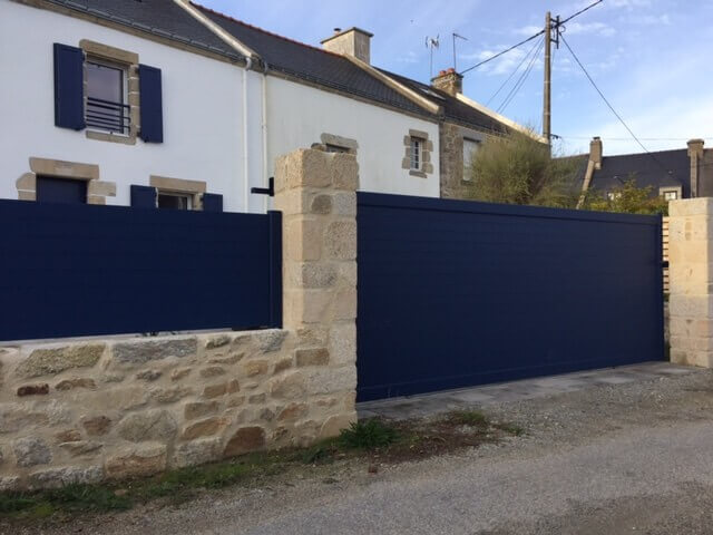 Portail aluminium coulissant MIMIZAN et clôture assortie en bleu saphir RAL 5003